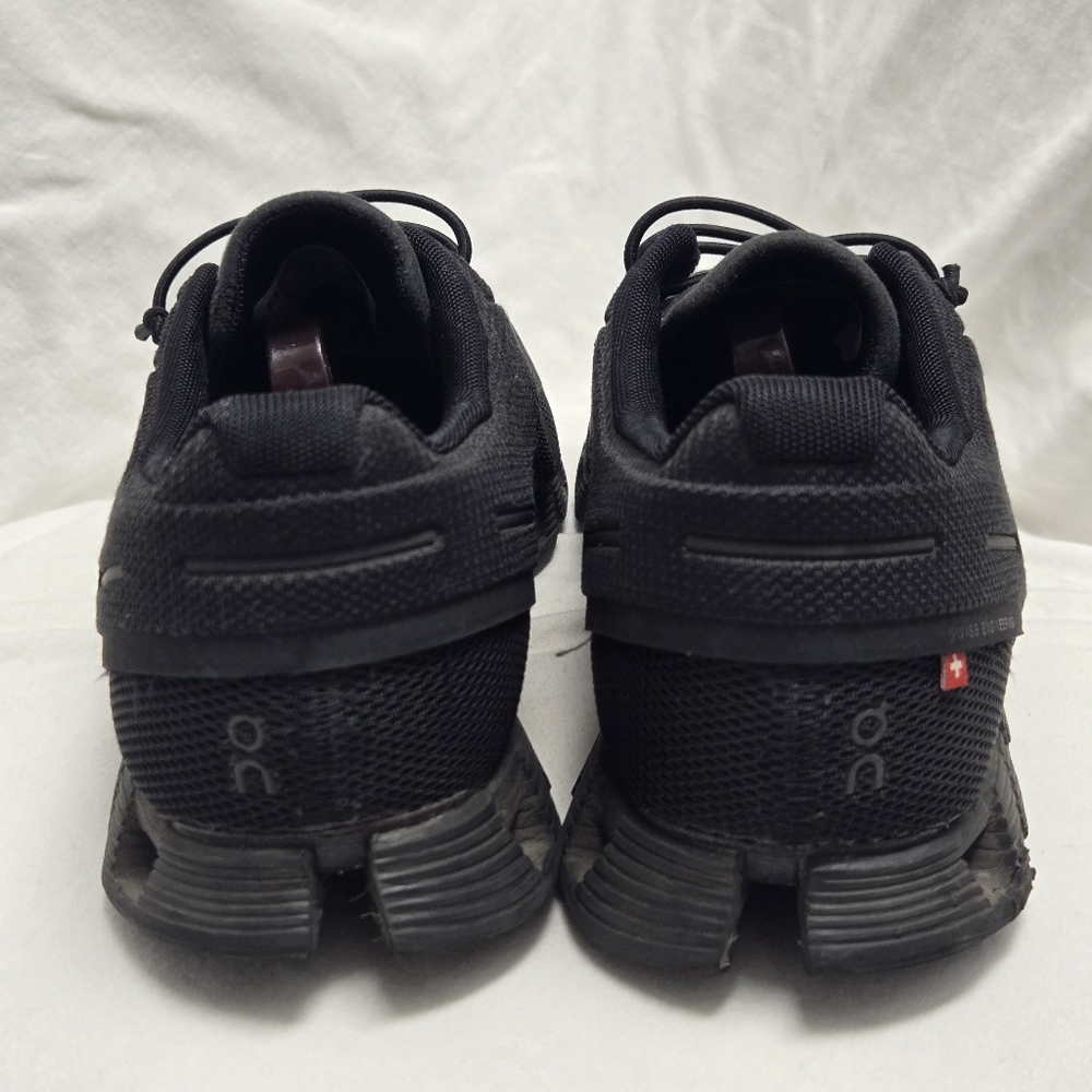 On Cloud 5 running shoe in the all-black color variant 7.5 - Picture 5 of 9